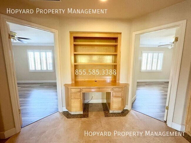 Building Photo - 9619 Velvetleaf Cir