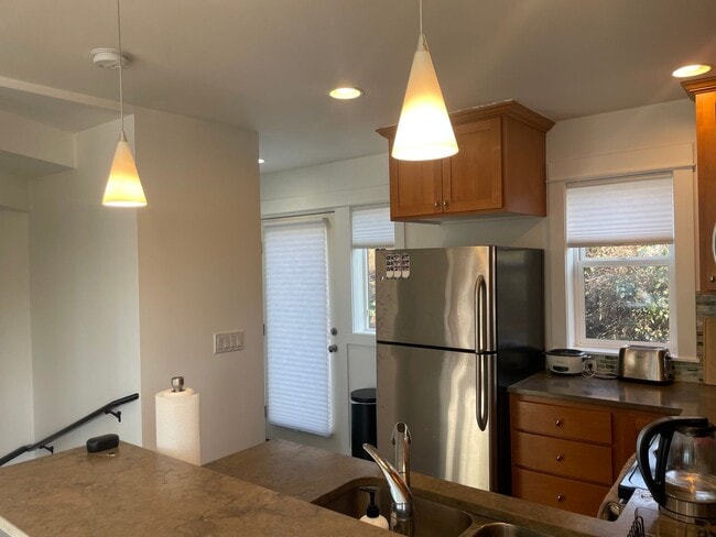 Building Photo - Welcome Home 2b/1ba Sun Drenched Townhome - West Seattle Fauntleroy Neighborhood