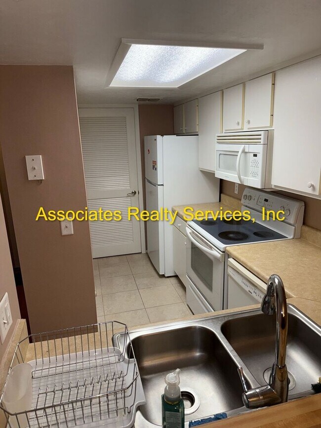 Building Photo - 2-Bedroom Condo with Dual Balconies and PO...