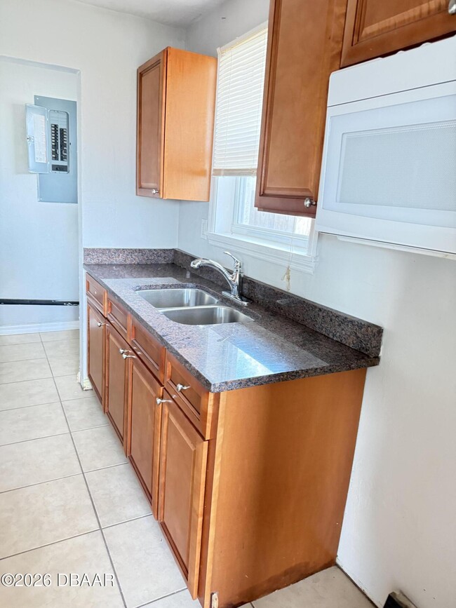 Building Photo - 548 S Caroline St