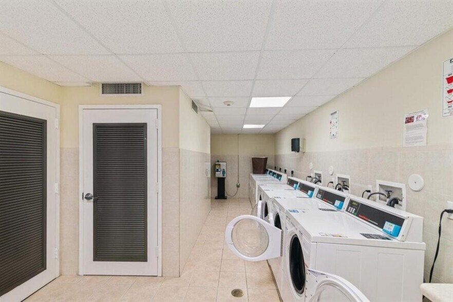 Building Photo - 1515 E Broward Blvd