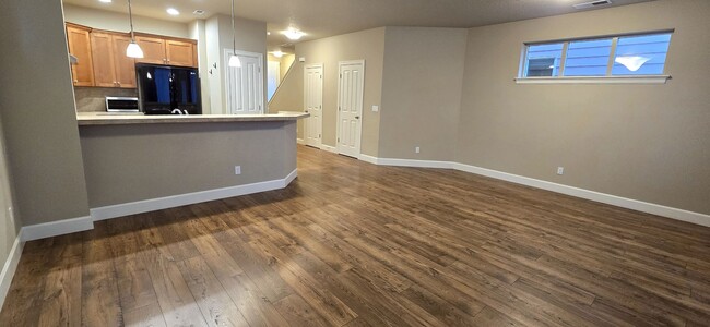 Building Photo - *MOVE IN SPECIAL* $700 off first months re...