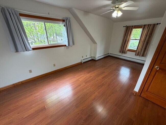 Building Photo - Beautiful 4 Bed / 2 Bath, Single Family Home. Close to Downtown Northampton!