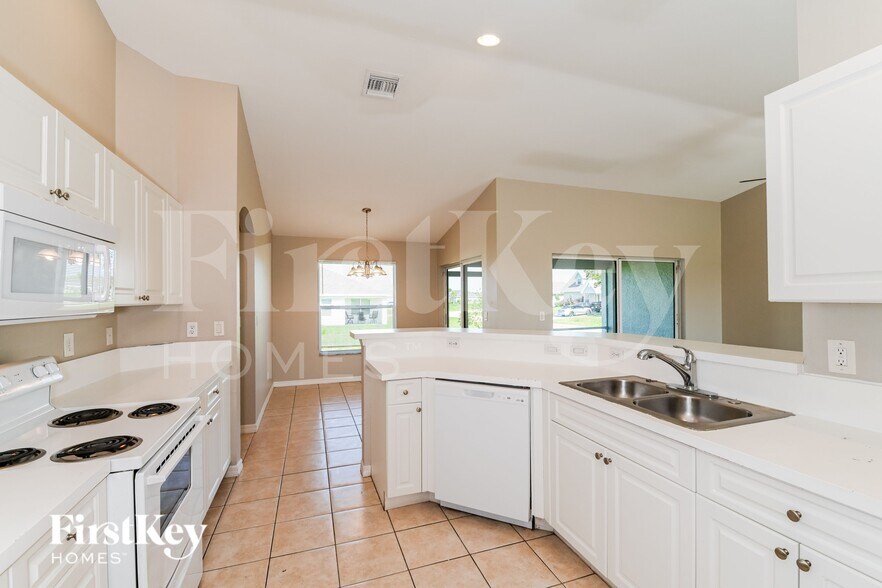 Building Photo - 200 SW 14th Ave