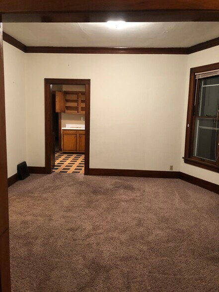 Building Photo - 558 Monroe St