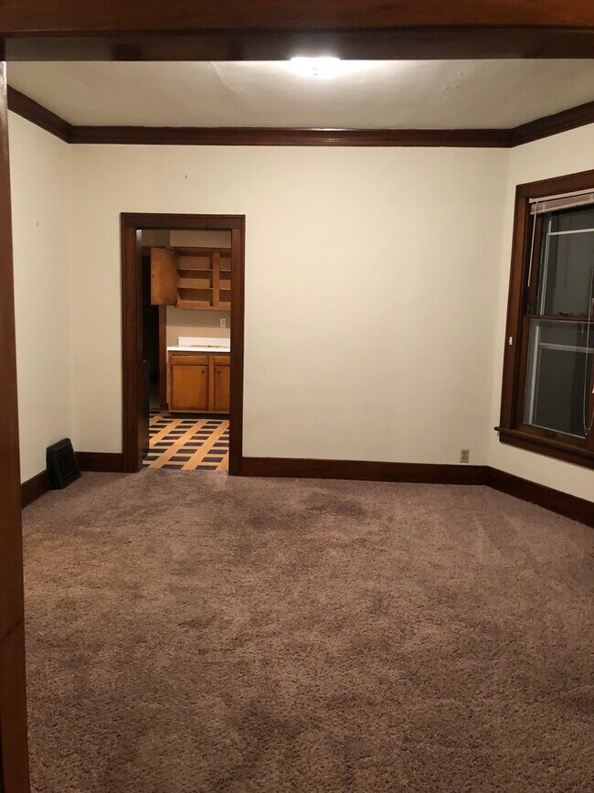 Building Photo - 558 Monroe St