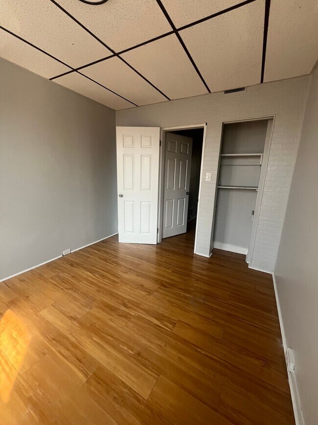 Building Photo - 3 Bedroom 1 bath house