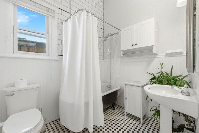 Building Photo - Charming Historic Home in Mayfair Neighborhood