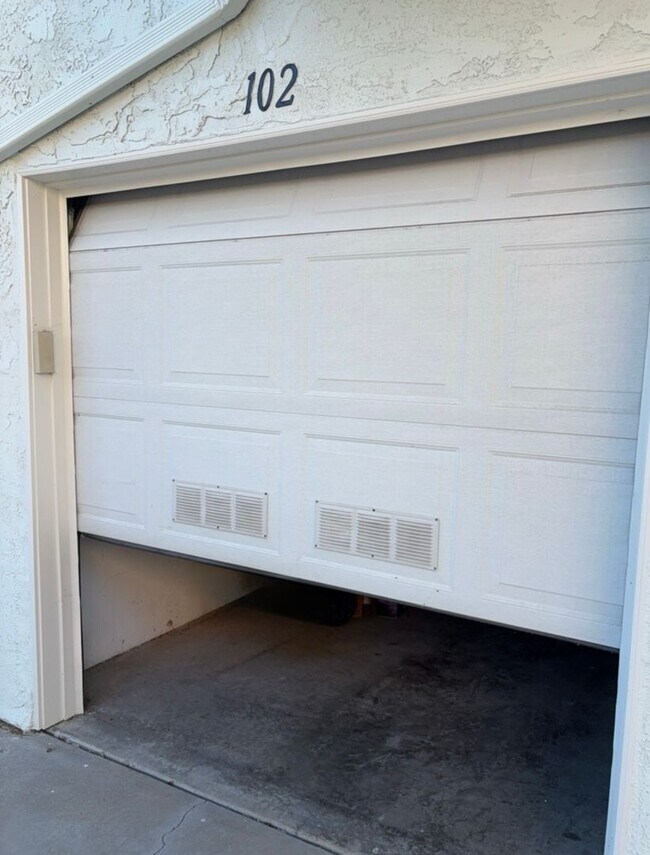 Building Photo - 2 Bedroom 2 Bath Condo Now Available - Att...