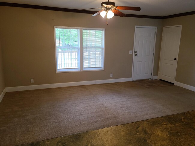 Building Photo - 8415 Verano St