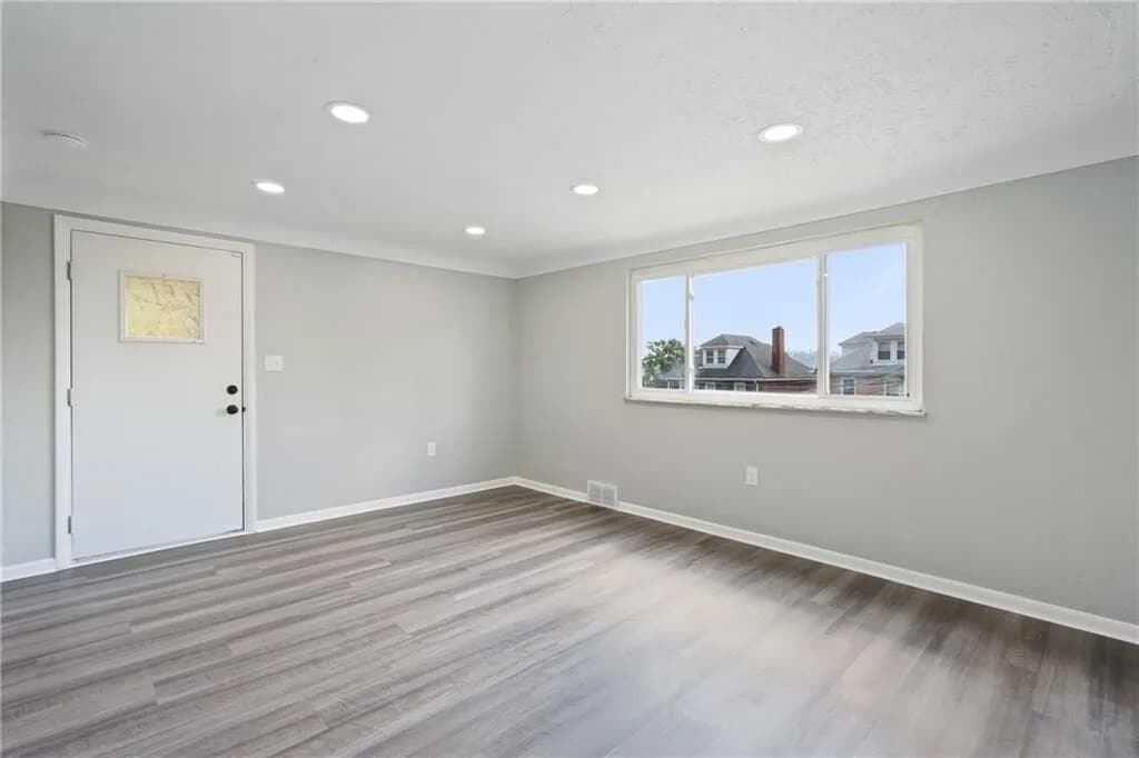 Building Photo - 2703 Woodstock Ave