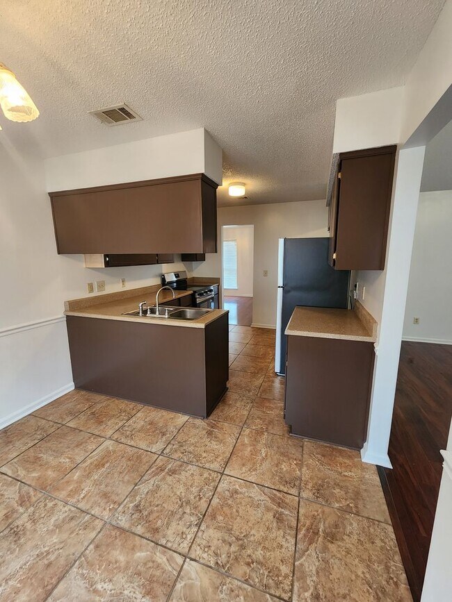 Building Photo - 908 Primrose Ln