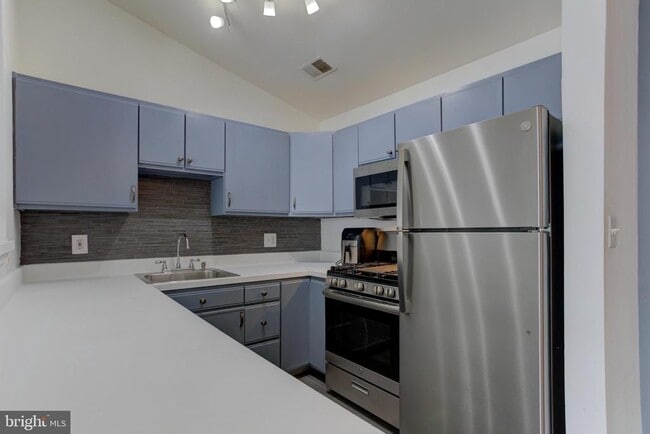 Building Photo - 645 Constellation Square SE