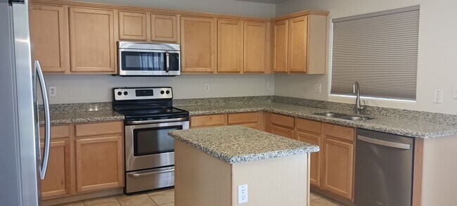 Building Photo - Spacious Two Story 4 Bed/3 Bath with Large...