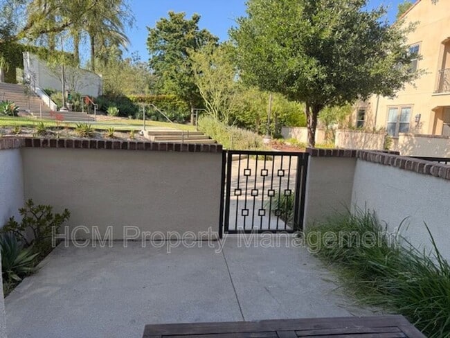 Building Photo - 804 El Paseo