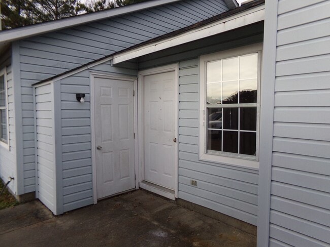 Building Photo - Charming Triplex