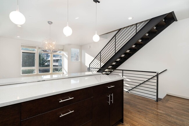 Building Photo - 3bd/1.75ba Seattle Townhome