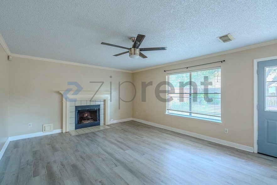 Building Photo - Unit