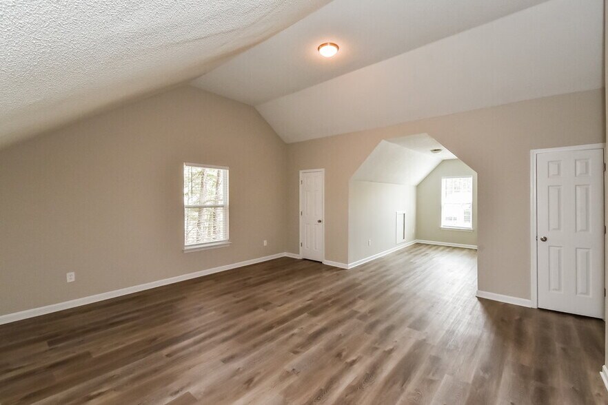 Building Photo - 146 Edison Dr
