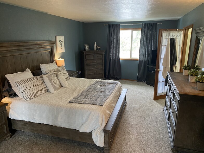 Master bedroom (upstairs) - 15175 E Coachman Dr