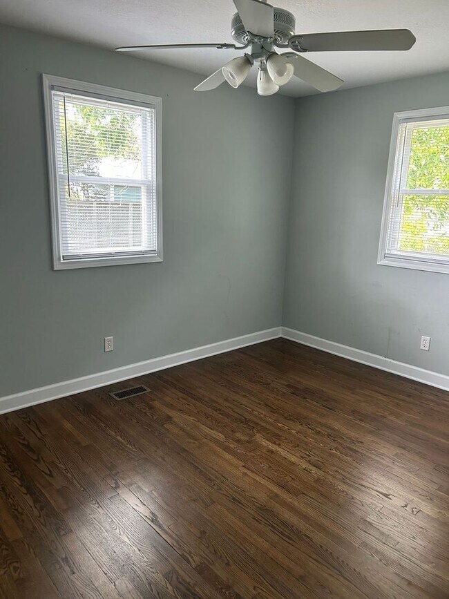 Building Photo - 3 bedroom, 1 bath house