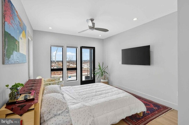 Building Photo - 911 S Oak St