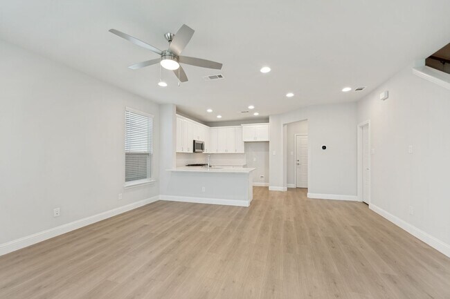 Building Photo - Modern 3 Bedroom, 2.5 Bath Townhome in a Gated Community for Lease!