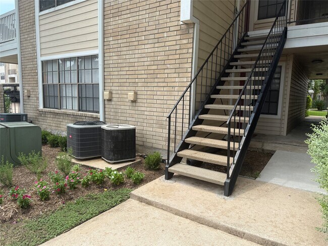 Building Photo - 2750 Holly Hall St