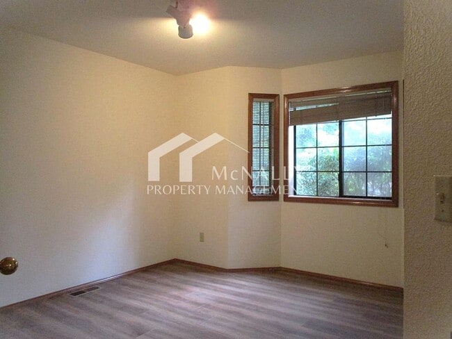 Building Photo - Beautiful 4 Bedroom 2.75 Bathroom Home in ...