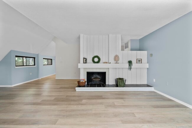 Building Photo - 43 Great Meadow Ln