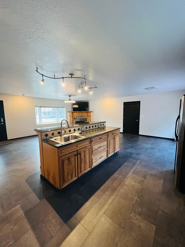 Building Photo - 4 Bed - 3 Bath - East Missoula