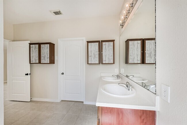 Building Photo - 2601 Hewn Rock Way