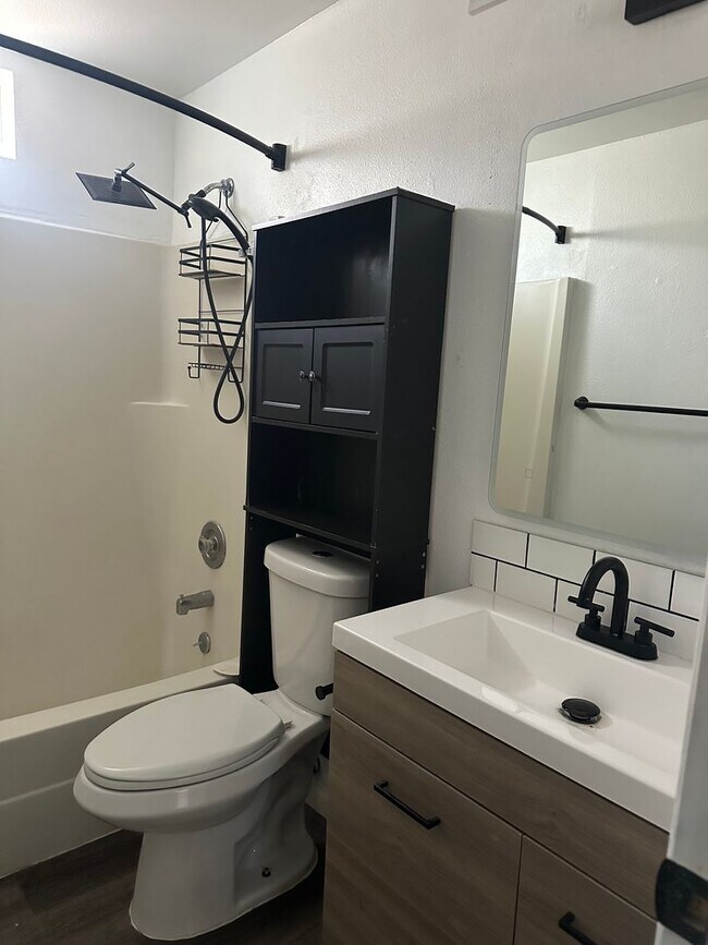 Building Photo - York Duplex