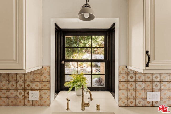 Building Photo - 1110 N Beverly Glen Blvd