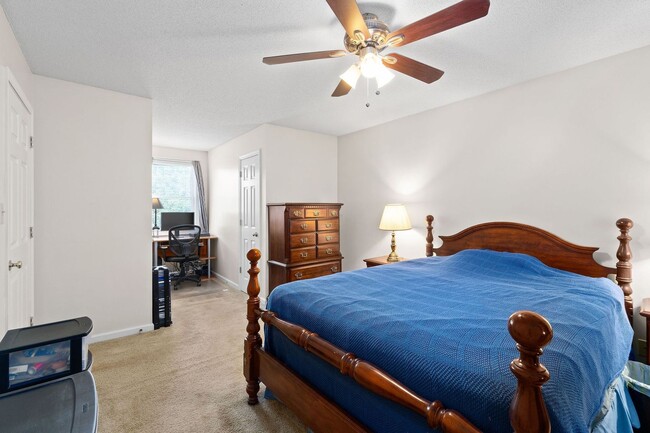 Building Photo - Pet Friendly in Rossview!