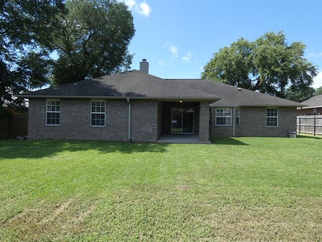 Building Photo - Spacious 4 Bed/3 Bath - Tanglewood