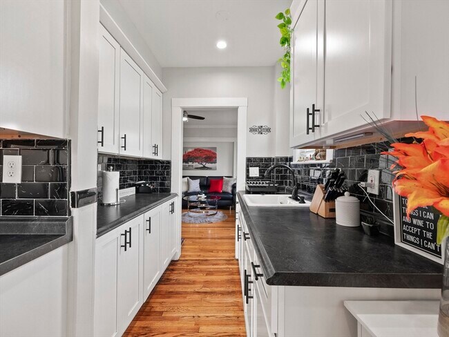 Building Photo - 8 Edgemere Rd