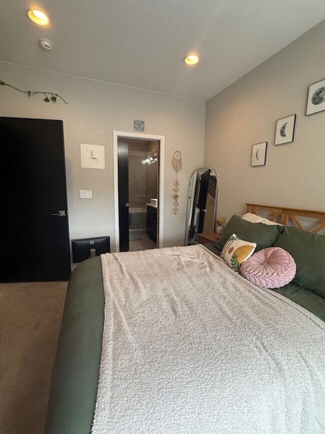 Building Photo - Modern 3 bed, 3.5 bath Townhome Blocks fro...