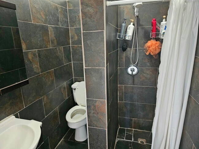 Building Photo - Private Guy Room in 5 bedroom 2 bath triplex