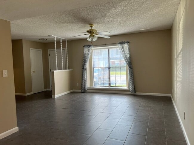 Building Photo - 1514 Manor Dr NE