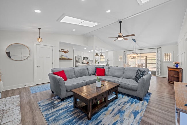 Building Photo - 6115 Gondolier Dr