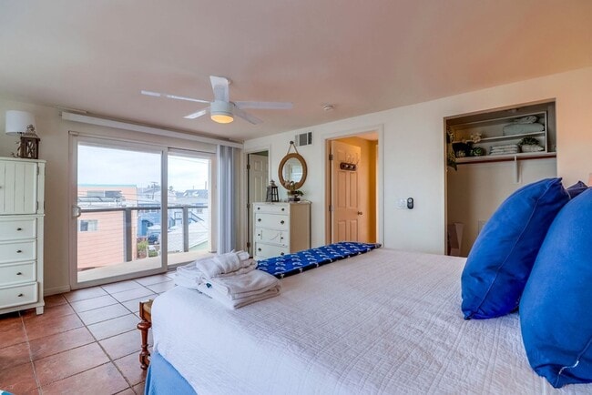 Building Photo - Private Rooftop Deck South Mission Beach