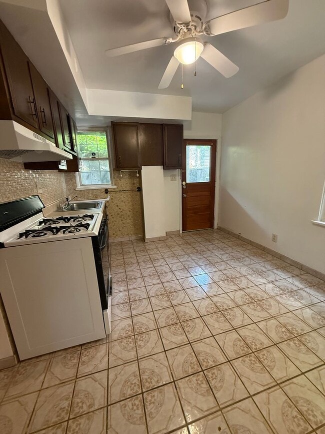 Building Photo - 2824 Clermont Ave