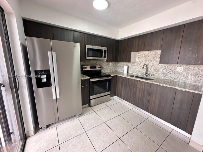 Building Photo - 1380 W 41st St
