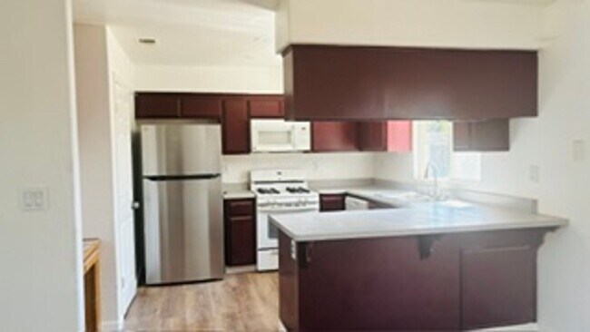 Building Photo - 633 Las Colinas St