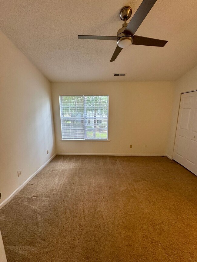 Building Photo - Cozy, 2BR, 2.5BA Townhouse in Raintree