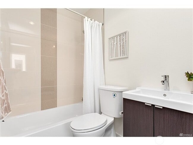 Building Photo - Newer Ballard 3 Bedroom Townhome - Attache...