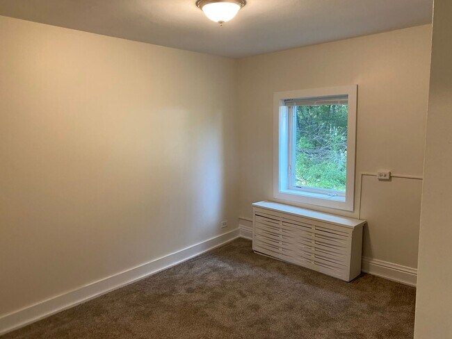 Building Photo - AVAILABLE SEPTEMBER - 1 BED 1 BATH