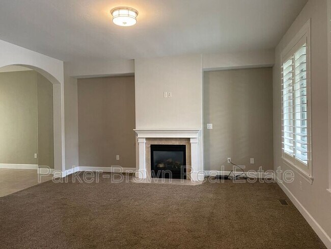 Building Photo - 5561 W Pkwy W