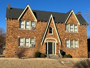 Building Photo - Updated Studio in the Paseo District
